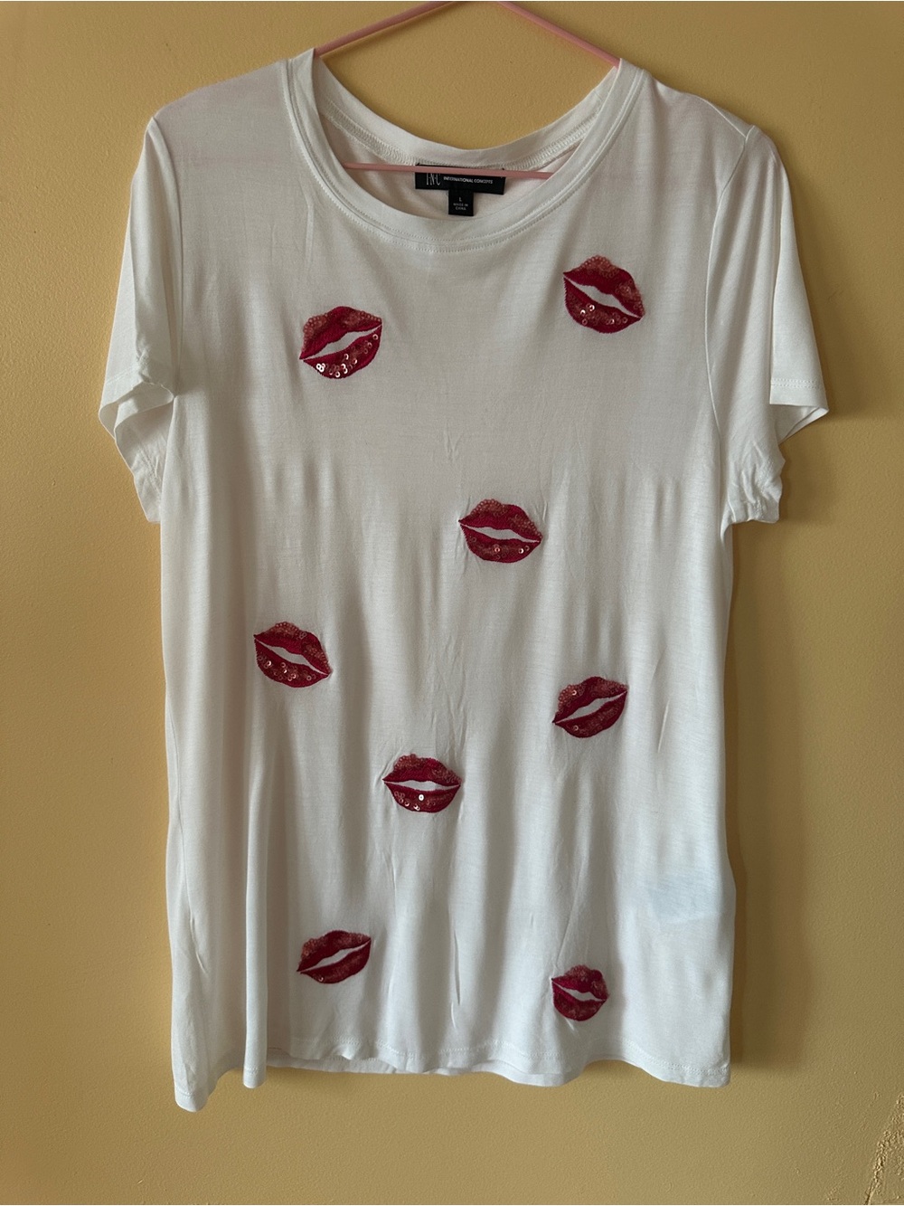 Y2K 100% Rayon INC International Concepts White Sequin Lips Graphic Tee | Size L